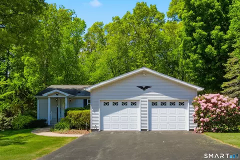 21 Hillcrest Dr, Uncasville, CT 06382
