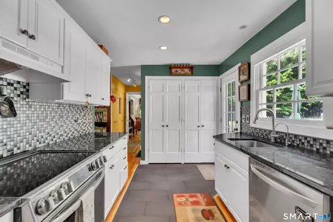 Kitchen - 5 N Beech Tree Rd, Brookfield, CT 06804 photo 3 of 5