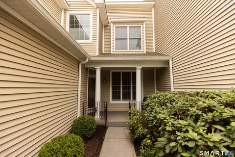 108 Imperial Ct #108, Trumbull, CT 06611