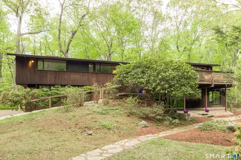 11 Forest Trl, Woodbridge, CT 06525