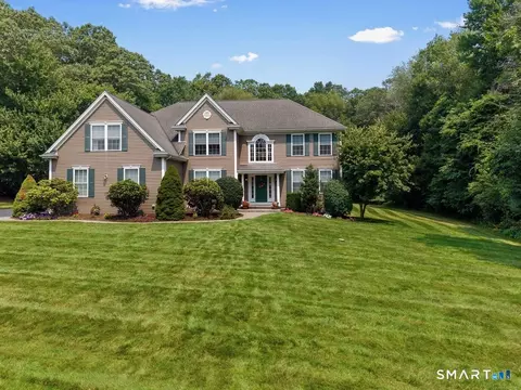 15 Harvest Gln, East Lyme, CT 06333
