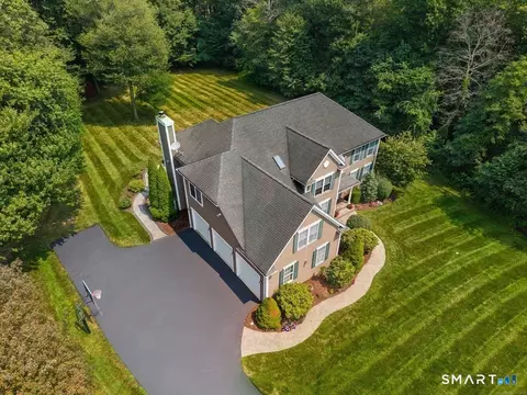 15 Harvest Gln, East Lyme, CT 06333