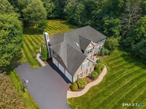 15 Harvest Gln, East Lyme, CT 06333
