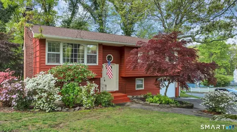 1 Holly Ln, Gales Ferry, CT 06335