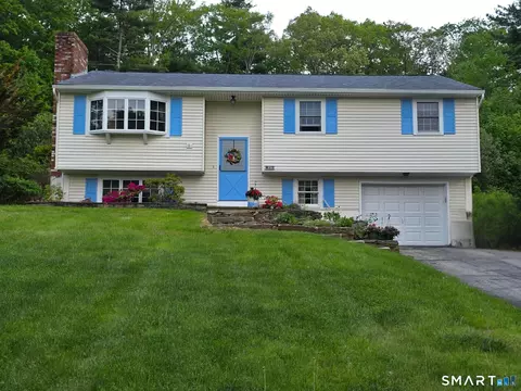 17 Plainview Dr, Danielson, CT 06239