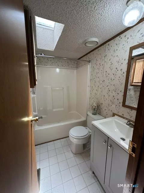 Bath - 337 Tuckie Rd, Windham, CT 06256 photo 3 of 4