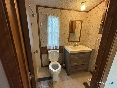 Bath - 337 Tuckie Rd, Windham, CT 06256 photo 1 of 4