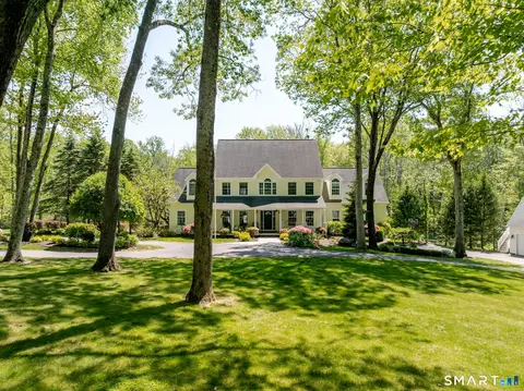 31 Aunt Pattys Ln W, Bethel, CT 06801
