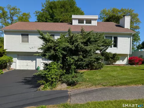 9 Benanto Dr, Derby, CT 06418