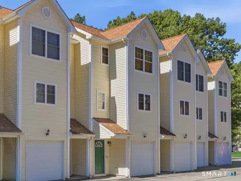 527 W Thames St #6, Norwich, CT 06360