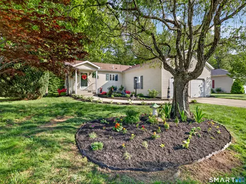 32 Indian Hill Rd, Uncasville, CT 06382