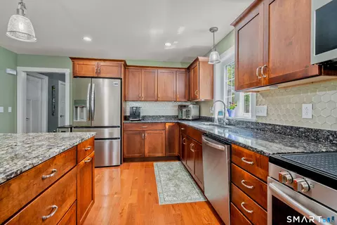 Kitchen - 5 Limric Ln, Suffield, CT 06078 photo 3 of 5