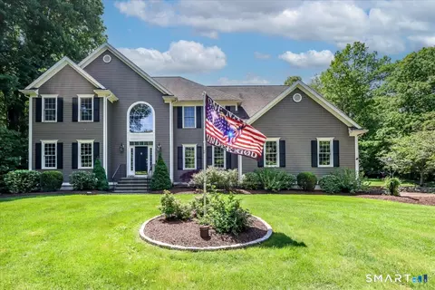 10 Canterbury Ln, Sandy Hook, CT 06482