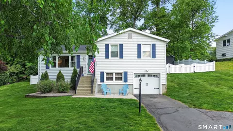 15 Riverside Dr, Branford, CT 06405
