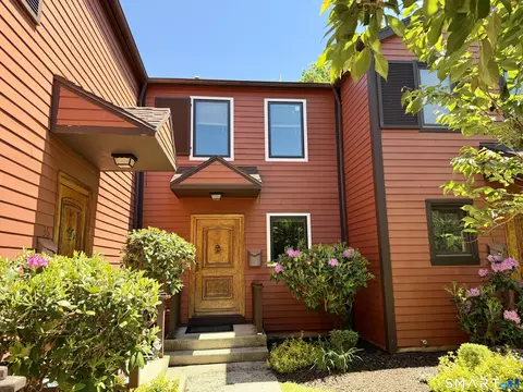 38 Courtland Dr #6G, Groton, CT 06340