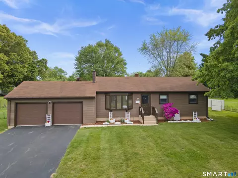 27 Mcintosh Ave, Uncasville, CT 06382