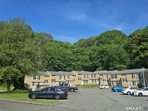 18 Meryl Ct, Groton, CT 06340