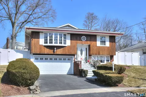 34 Richard Cir, Stratford, CT 06614