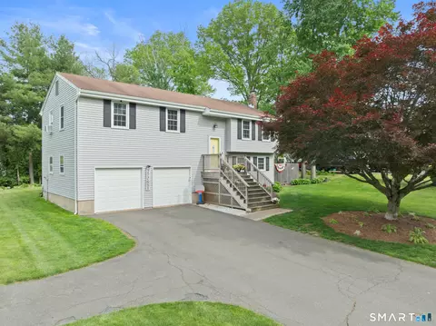 18 Richard Ln, Bloomfield, CT 06002