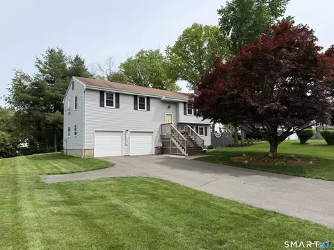 18 Richard Ln, Bloomfield, CT 06002