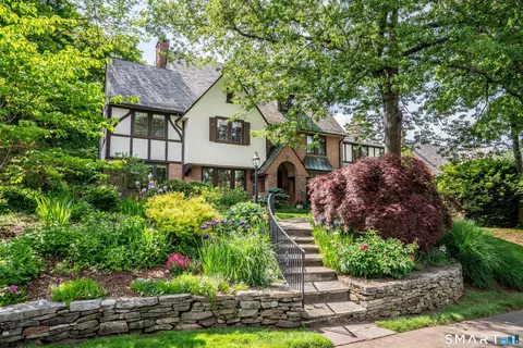 7 Fernwood Rd, West Hartford, CT 06119