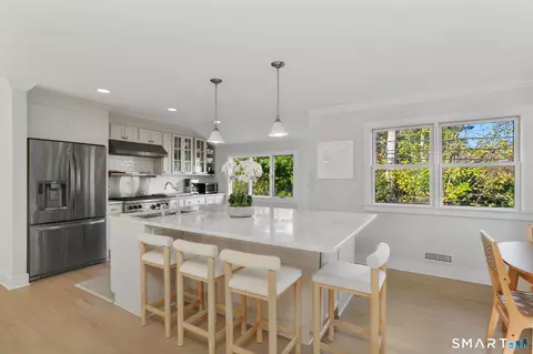 6 Meadowbank Rd, Greenwich, CT 06870