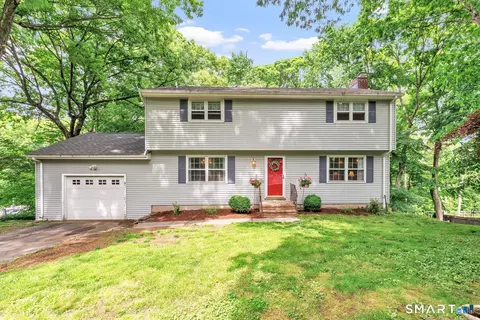 21 Overlook Pl, Trumbull, CT 06611