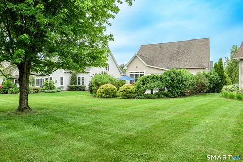 Exterior - 8 Greendale Dr #8, Suffield, CT 06078 photo 9 of 10