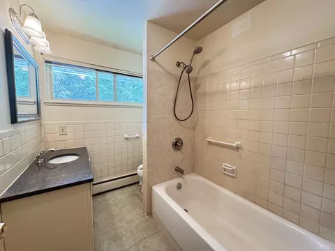 Bath - 141 Worth Ave, Hamden, CT 06518 photo 2 of 2