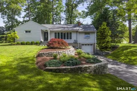 24 Beechwood Dr, Sandy Hook, CT 06482