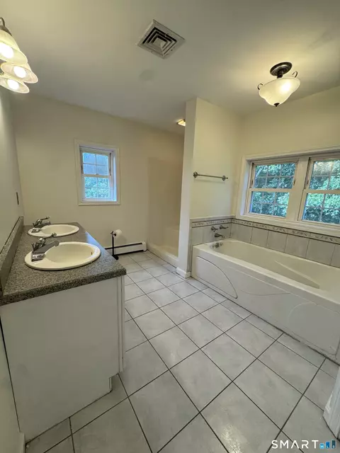 Bath - 52 Middle Rd, Preston, CT 06365 photo 2 of 4