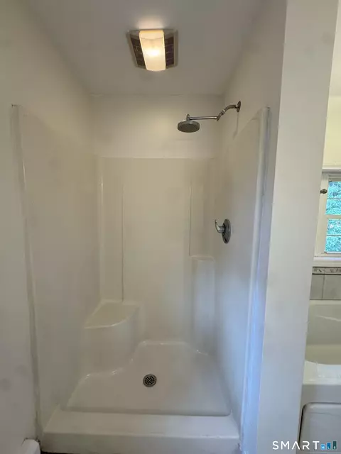 Bath - 52 Middle Rd, Preston, CT 06365 photo 3 of 4