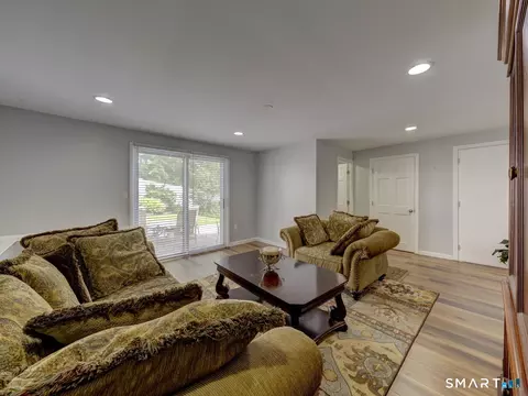Living - 4 Lee Cir, Bloomfield, CT 06002 photo 2 of 5