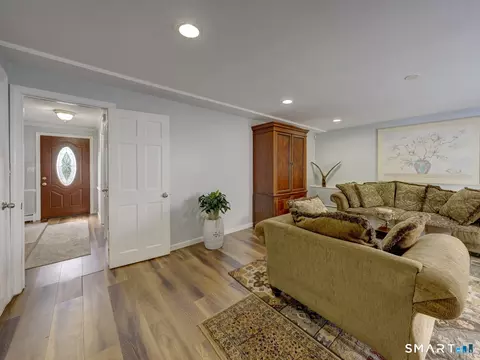 Entry Way - 4 Lee Cir, Bloomfield, CT 06002 photo 3 of 4