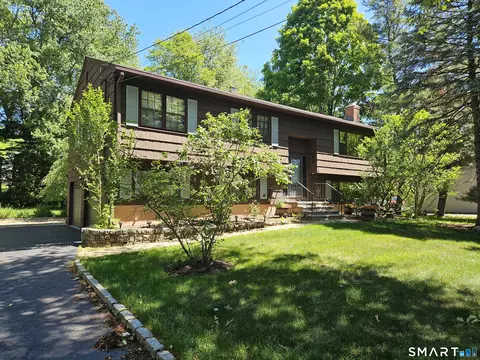 2010 Old Town Rd, Trumbull, CT 06611