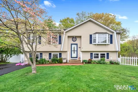 19 Robertson Dr, Hamden, CT 06518
