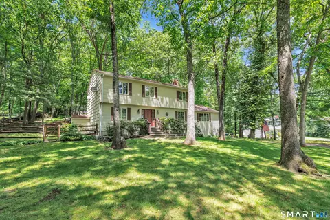 40 Owl Hill Trl, Trumbull, CT 06611