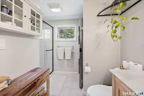 Bath - 18 Willow Ln, Morris, CT 06763 photo 1 of 4