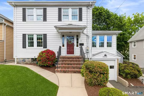31 Puritan Ln, Stamford, CT 06906