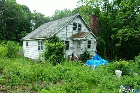 7 River Dr, Gales Ferry, CT 06335