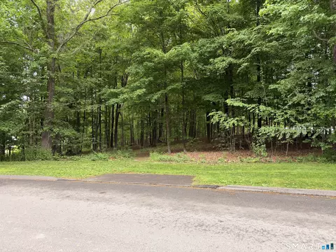 8 Sugar Maple Ln, New Fairfield, CT 06812
