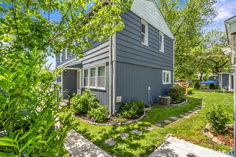 72 Sikorsky Pl, Stratford, CT 06614