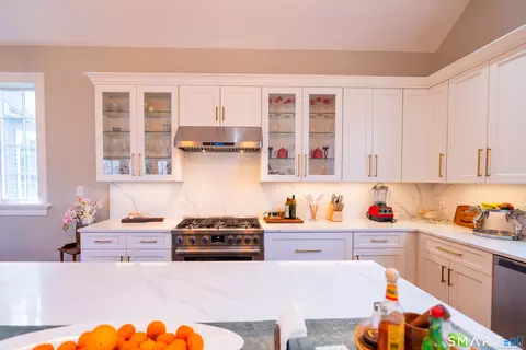 Kitchen - 471 Newtown Tpke, Redding, CT 06896 photo 5 of 5