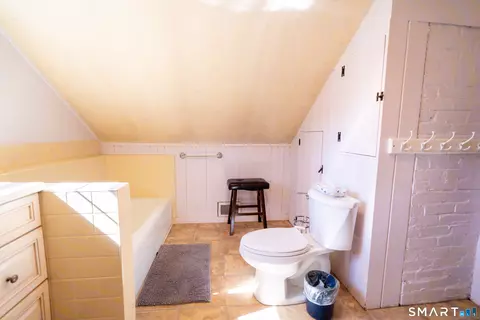 Bath - 471 Newtown Tpke, Redding, CT 06896 photo 3 of 3