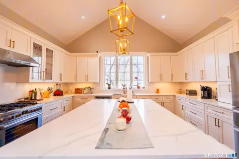 Kitchen - 471 Newtown Tpke, Redding, CT 06896 photo 2 of 5