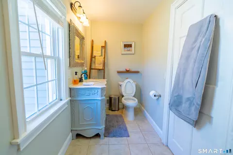 Bath - 471 Newtown Tpke, Redding, CT 06896 photo 2 of 3