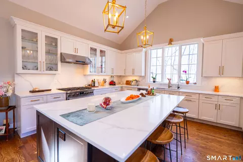 Kitchen - 471 Newtown Tpke, Redding, CT 06896 photo 3 of 5