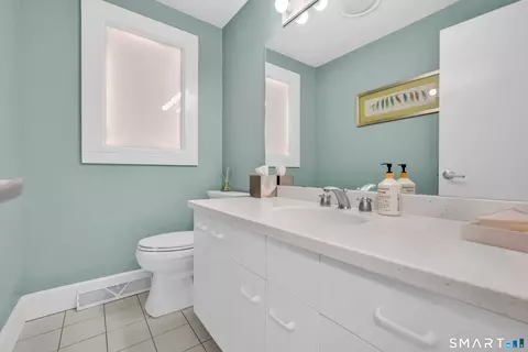 Bath - 204 Braeside Dr, Hamden, CT 06514 photo 1 of 4
