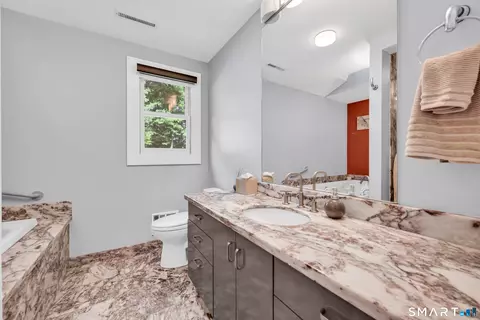 Bath - 204 Braeside Dr, Hamden, CT 06514 photo 4 of 4