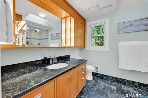 Bath - 204 Braeside Dr, Hamden, CT 06514 photo 2 of 4